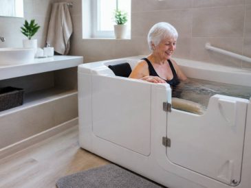 Baignoire avec porte pour personnes âgées : avantages, prix et conseils de sécurité