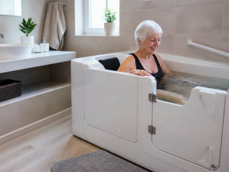 Baignoire avec porte pour personnes âgées : avantages, prix et conseils de sécurité