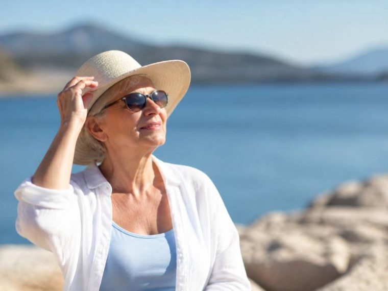 S'exposer au soleil sans prendre de risque après 60 ans : les bons réflexes