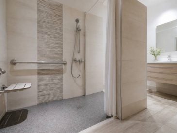 Douche norme handicapé : quelles dimensions respecter pour une salle de bains sécurisée ?
