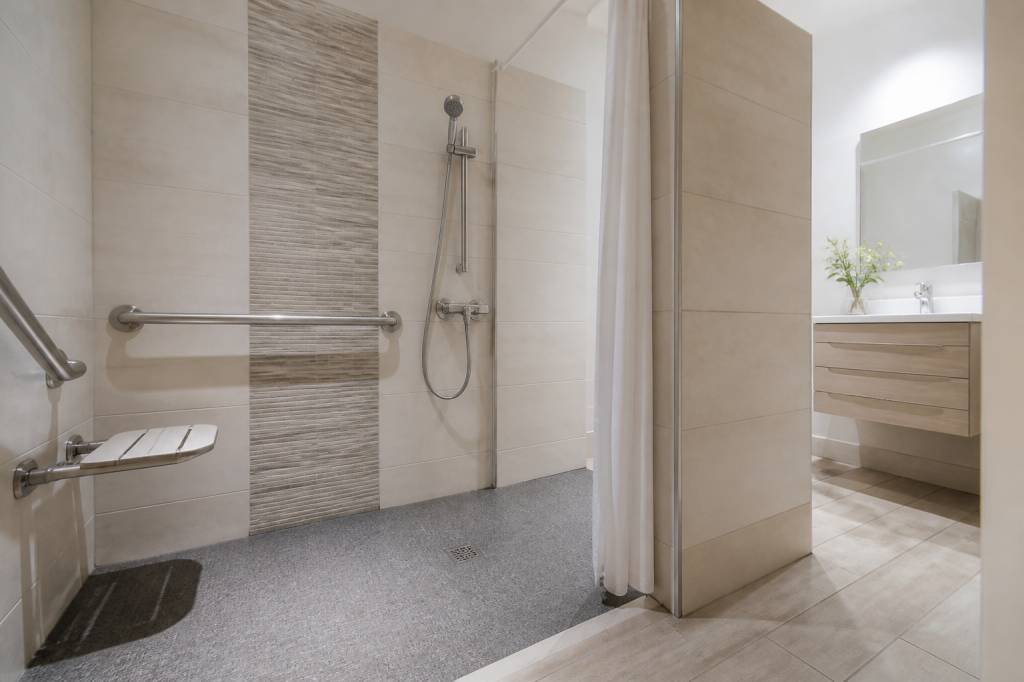 Douche norme handicapé : quelles dimensions respecter pour une salle de bains sécurisée ?