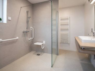 Douche pmr réglementation : les normes à connaître pour aménager son logement